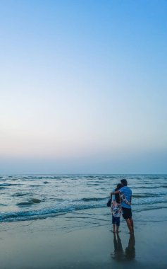 Tatildeki mutlu çift yazın tadını çıkarıyor. Sahilde birkaç eğlence. Sahilde Aşık Romantik İnsanlar.