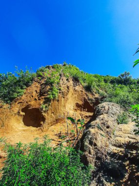 Dağın ormansızlaşması. Ağaç kesiyorum. Çevresel bir sorun. Yağmur ormanları yok edildi.