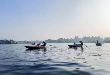 Sadarghat nehri manzarası, nehirden geçen küçük tekneler, muson yağmurlarında banliyö feribotu, Buriganga nehrinde tekne gezisi..