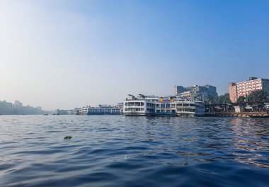 Sadarghat nehri manzarası, nehirden geçen küçük tekneler, muson yağmurlarında banliyö feribotu, Buriganga nehrinde tekne gezisi..