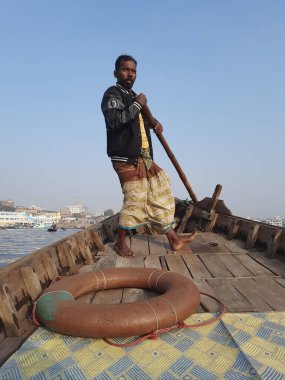 Sadarghat nehri manzarası, nehirden geçen küçük tekneler, muson yağmurlarında banliyö feribotu, Buriganga nehrinde tekne gezisi..