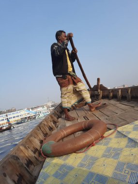 Sadarghat nehri manzarası, nehirden geçen küçük tekneler, muson yağmurlarında banliyö feribotu, Buriganga nehrinde tekne gezisi..