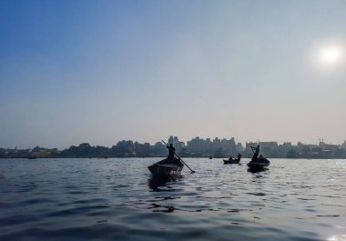 Sadarghat nehri manzarası, nehirden geçen küçük tekneler, muson yağmurlarında banliyö feribotu, Buriganga nehrinde tekne gezisi..