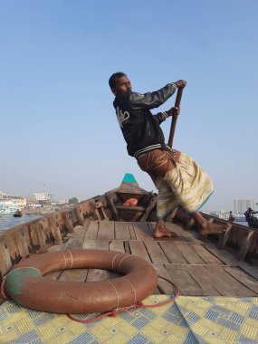 Sadarghat nehri manzarası, nehirden geçen küçük tekneler, muson yağmurlarında banliyö feribotu, Buriganga nehrinde tekne gezisi..