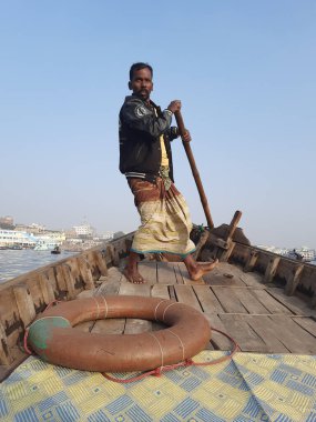 Sadarghat nehri manzarası, nehirden geçen küçük tekneler, muson yağmurlarında banliyö feribotu, Buriganga nehrinde tekne gezisi..