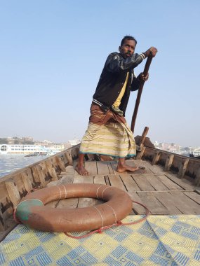 Sadarghat nehri manzarası, nehirden geçen küçük tekneler, muson yağmurlarında banliyö feribotu, Buriganga nehrinde tekne gezisi..
