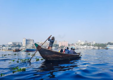 Sadarghat nehri manzarası, nehirden geçen küçük tekneler, muson yağmurlarında banliyö feribotu, Buriganga nehrinde tekne gezisi..