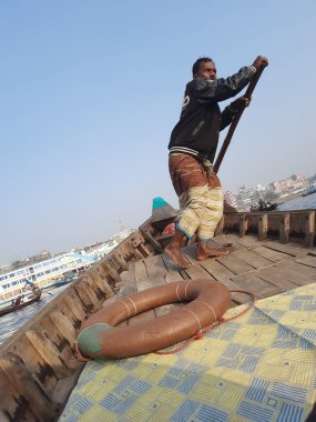 Sadarghat nehri manzarası, nehirden geçen küçük tekneler, muson yağmurlarında banliyö feribotu, Buriganga nehrinde tekne gezisi..