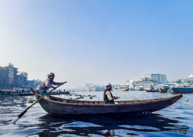 Sadarghat nehri manzarası, nehirden geçen küçük tekneler, muson yağmurlarında banliyö feribotu, Buriganga nehrinde tekne gezisi..