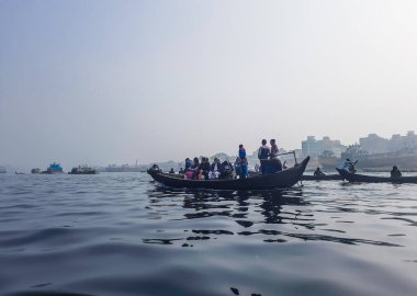 Sadarghat nehri manzarası, nehirden geçen küçük tekneler, muson yağmurlarında banliyö feribotu, Buriganga nehrinde tekne gezisi..