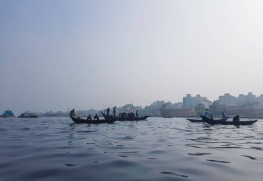 Sadarghat nehri manzarası, nehirden geçen küçük tekneler, muson yağmurlarında banliyö feribotu, Buriganga nehrinde tekne gezisi..