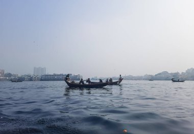 Sadarghat nehri manzarası, nehirden geçen küçük tekneler, muson yağmurlarında banliyö feribotu, Buriganga nehrinde tekne gezisi..