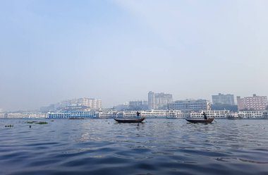 Sadarghat nehri manzarası, nehirden geçen küçük tekneler, muson yağmurlarında banliyö feribotu, Buriganga nehrinde tekne gezisi..