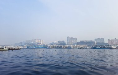 Sadarghat nehri manzarası, nehirden geçen küçük tekneler, muson yağmurlarında banliyö feribotu, Buriganga nehrinde tekne gezisi..