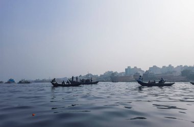 Sadarghat nehri manzarası, nehirden geçen küçük tekneler, muson yağmurlarında banliyö feribotu, Buriganga nehrinde tekne gezisi..