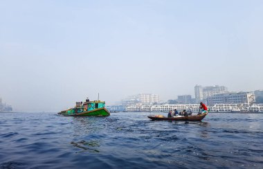 Sadarghat nehri manzarası, nehirden geçen küçük tekneler, muson yağmurlarında banliyö feribotu, Buriganga nehrinde tekne gezisi..