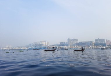 Sadarghat nehri manzarası, nehirden geçen küçük tekneler, muson yağmurlarında banliyö feribotu, Buriganga nehrinde tekne gezisi..
