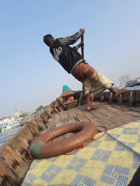 Sadarghat nehri manzarası, nehirden geçen küçük tekneler, muson yağmurlarında banliyö feribotu, Buriganga nehrinde tekne gezisi..