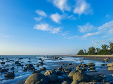 Deniz dalgaları plajda kayaya çarpıyor. Deniz dalgaları plajda kayaya çarpıyor. Sudaki deniz manzaralı taşlar.