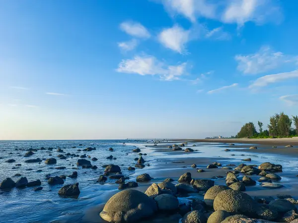 Deniz dalgaları plajda kayaya çarpıyor. Deniz dalgaları plajda kayaya çarpıyor. Sudaki deniz manzaralı taşlar.