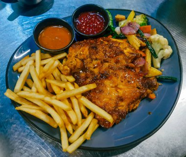 Arka planda sebzeli ızgara tavuk tabağı, üst manzara. Sağlıklı yiyecekler. Düz yatıyordu. Üst Manzara. Beyaz arkaplan.