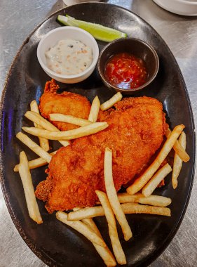 Geleneksel İngiliz Balık ve patates püresi, tartar sosu ve tatlı acı biber sosu. Kızartmalı balık ve patates kızartması..