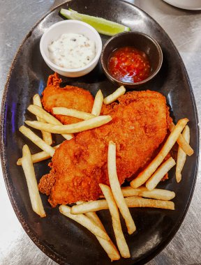 Geleneksel İngiliz Balık ve patates püresi, tartar sosu ve tatlı acı biber sosu. Kızartmalı balık ve patates kızartması..