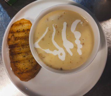 Mantar kremalı çorba. Kasede çorba. Üst Manzara. Metnin için boş yer. Mantar çorbası ve ekmek. Sonbahar mevsimlik krema çorbası.