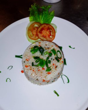 Karışık sebzeli kızarmış pirinç, ünlü bir Tayland sokak yemeği..