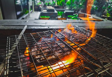 Izgarada, dumanlı ve alevli çeşit çeşit ızgara et. Barbekü şişleri yanan ızgarada sebzeli et kebabı.