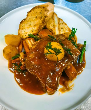 Baharatlı sos ve sarımsaklı tostla servis edilen leziz ızgara pirzola. Üst görünüm