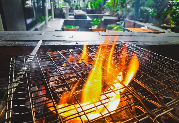 Izgarada, dumanlı ve alevli çeşit çeşit ızgara et. Barbekü şişleri yanan ızgarada sebzeli et kebabı.