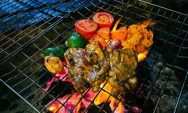 Izgarada, dumanlı ve alevli çeşit çeşit ızgara et. Barbekü şişleri yanan ızgarada sebzeli et kebabı.