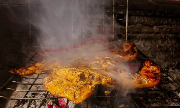 Izgarada, dumanlı ve alevli çeşit çeşit ızgara et. Barbekü şişleri yanan ızgarada sebzeli et kebabı.