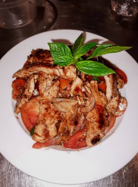 Beyaz kasede ızgara tavuklu taze domates ve soğan salatası. Sağlıklı bir aperatif. Üst görünüm, alanı kopyala