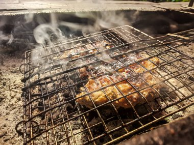 Izgarada, dumanlı ve alevli çeşit çeşit ızgara et. Barbekü şişleri yanan ızgarada sebzeli et kebabı.