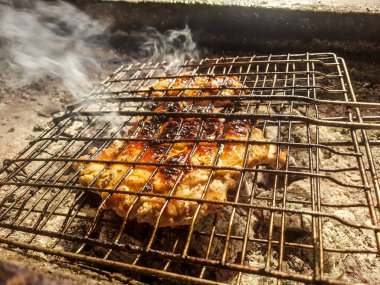 Izgarada, dumanlı ve alevli çeşit çeşit ızgara et. Barbekü şişleri yanan ızgarada sebzeli et kebabı.