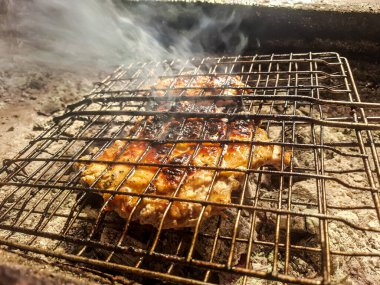 Izgarada, dumanlı ve alevli çeşit çeşit ızgara et. Barbekü şişleri yanan ızgarada sebzeli et kebabı.