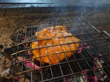 Izgarada, dumanlı ve alevli çeşit çeşit ızgara et. Barbekü şişleri yanan ızgarada sebzeli et kebabı.