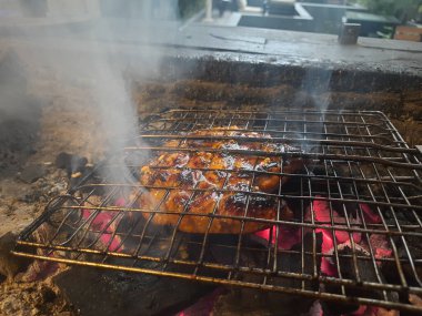 Izgarada, dumanlı ve alevli çeşit çeşit ızgara et. Barbekü şişleri yanan ızgarada sebzeli et kebabı.