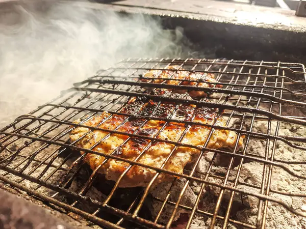 Izgarada, dumanlı ve alevli çeşit çeşit ızgara et. Barbekü şişleri yanan ızgarada sebzeli et kebabı.