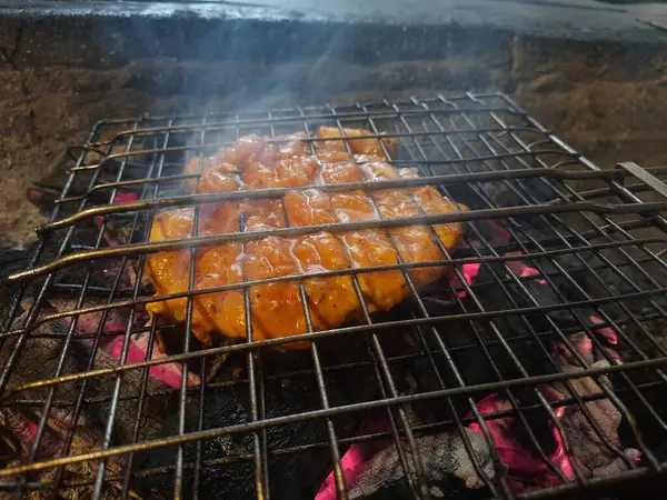 Izgarada, dumanlı ve alevli çeşit çeşit ızgara et. Barbekü şişleri yanan ızgarada sebzeli et kebabı.