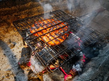 Izgarada, dumanlı ve alevli nefis ızgara et. Barbekü şişleri yanan ızgarada sebzeli et kebabı.