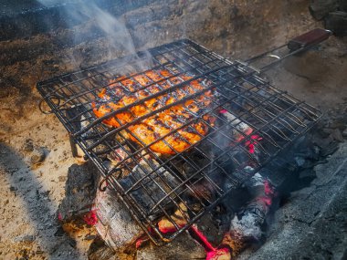 Izgarada, dumanlı ve alevli nefis ızgara et. Barbekü şişleri yanan ızgarada sebzeli et kebabı.