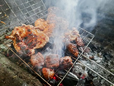 Izgarada, dumanlı ve alevli nefis ızgara et. Barbekü şişleri yanan ızgarada sebzeli et kebabı.