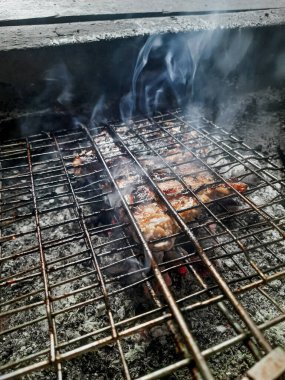 Izgarada, dumanlı ve alevli nefis ızgara et. Barbekü şişleri yanan ızgarada sebzeli et kebabı.
