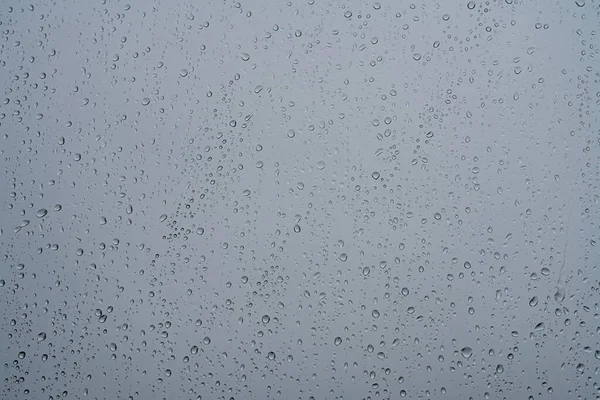 雨が澄んだ窓ガラスの上に降り 背景にはしっとりとした空 — ストック写真