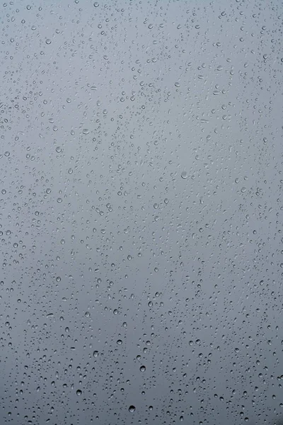 Krople Deszczu Przezroczyste Szkło Okienne Humorzastym Niebem Tle — Zdjęcie stockowe