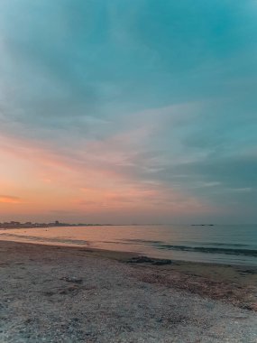 Romanya 'nın Mamaia kentindeki Karadeniz üzerinde güzel bir günbatımı gökyüzü portre görüntüsü yakaladı.