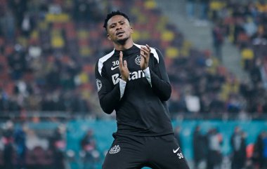 30 Ocak 2025 tarihinde Bükreş 'teki Ulusal Arena' da oynanan FCSB (Romanya) ile Manchester United (İngiltere) arasında oynanan UEFA Avrupa Ligi Stage maçı öncesinde çekilen Siyabonga Ngezana (FCSB).